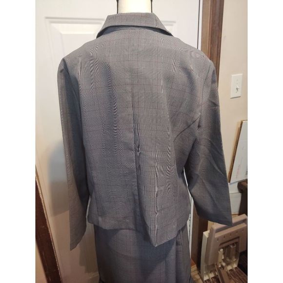 Sweet Petite 4Button Skirt Suit Grey‎ Red Pin Stripes Women's Size 16P - Picture 4 of 8